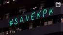Aktivis Greenpeace menembakkan sinar laser bertuliskan #Save KPK ke gedung Merah Putih KPK, Jakarta, Senin (28/6/2021) malam. Aksi tersebut sebagai bentuk keprihatinan atas upaya pelemahan KPK sejak disahkannya Revisi UU KPK hingga Tes Wawasan Kebangsaan. (Liputan6.com/Helmi Fithriansyah)