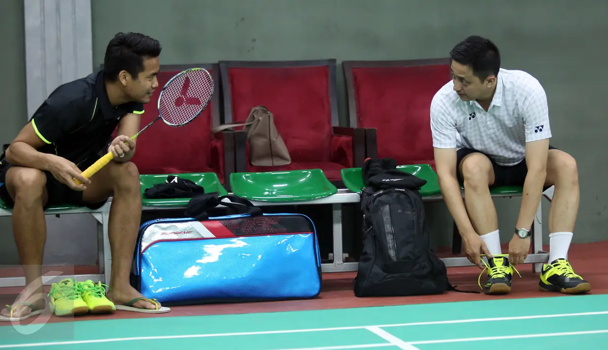 Tontowi Ahmad (kiri) berbincang dengan Ricky Subagja jelang bermain bulutangkis bersama Menpora Imam Nahrawi di Jakarta, Jumat (30/12). Menpora menghabiskan akhir tahun 2016 bersama para legenda bulutangkis Indonesia. (Liputan6.com/Helmi Fithriansyah)