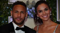 Pemain PSG, Neymar, didampingi sang kekasih, Bruna Marquezine, saat menghadiri acara amal untuk Institut Neymar Jr di Sao Paulo, Brasil, Kamis (19/7/2018). Bintang asal Brasil itu tampak menawan dengan balutan jas. (AFP/Nelson Almeida)