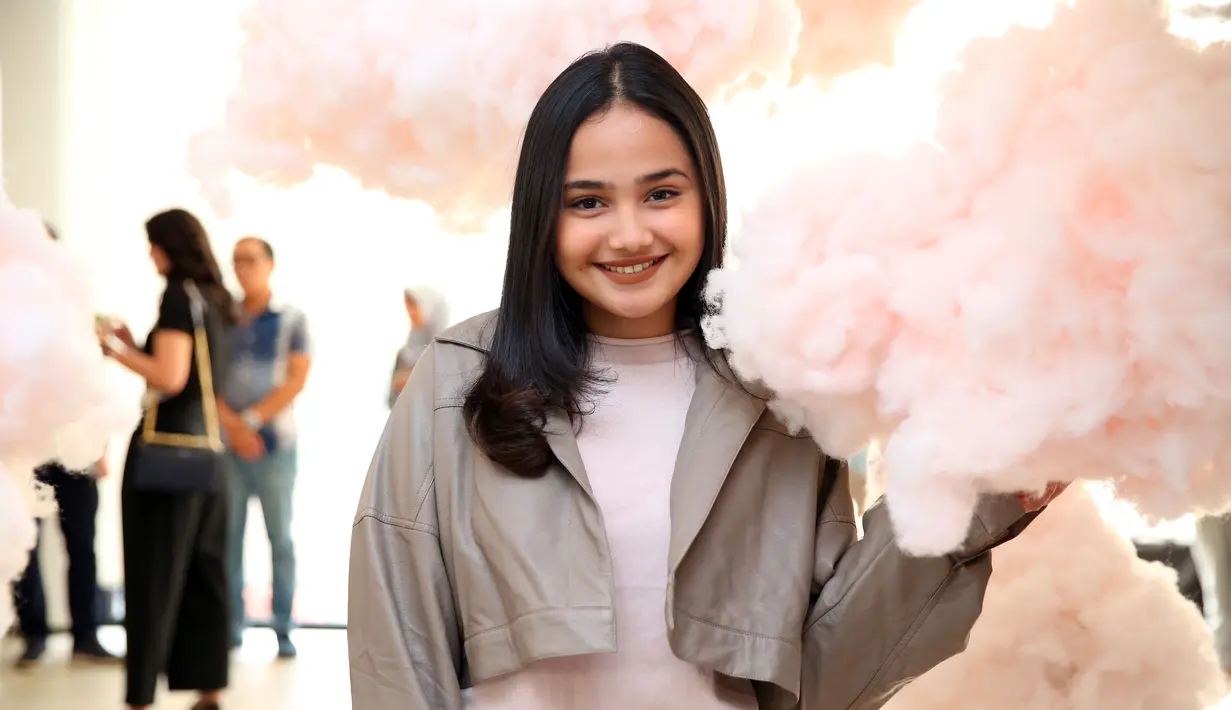 Sebagai remaja, Syifa Hadju mengaku selama ini lebih banyak mencari kebutuhan fesyen di mall ketimbang di butik, Factory Outlet maupun distro. (Nurwahyunan/Bintang.com)