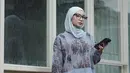 <p>Anselma tampil dengan gaya layering, ia memadukan kerudung baby blue dengan atasan sweater crop top bermotif serta inner mini dress merah. Untuk bawahan, ia memilih celana denim flare dan sepatu hitam oxfordnya. [@ansellmaputri]</p>