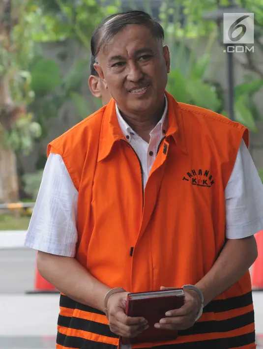Anggota DPR RI nonaktif Markus Nari tersenyum saat tiba di Gedung KPK, Jakarta, Kamis (4/7/2019). Markus diperiksa terkait dugaan korupsi pengadaan E-KTP sedangkan Kayat terkait suap memengaruhi vonis bebas sudarman yang menjadi terdakwa kasus pemalsuan surat.(merdeka.com/Dwi Narwoko)