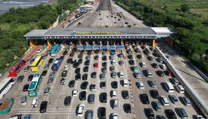 Gerbang Tol (GT) Cikampek Utama beroperasi secara penuh untuk layani kendaraan menuju arah Jakarta saat arus balik Lebaran 2025. (Jasa Marga)