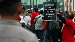 Seorang wanita membawa poster saat aksi di depan Gedung DPR , Jakarta, Rabu (12/7). Dalam aksinya mereka menuntut Rampungkan RUU Anti - Terorisme, Tolak Hak Angket KPK, dan Bubarkan DPR. (Liputan6.com/Johan Tallo)