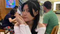 Punya rambut panjang, gadis dengan nama lengkap Nasha Anaya Putri Valentina Pasha ini sering menata rambutnya dengan gaya ikat tengah. Untuk menambah kesan manis, Nasha kenakan pita di warna abu-abu di rambutnya. Okie Agustina ungkap anak ketiganya ini pemalu, namun bukan berarti Nasha Anaya tidak eksis di depan kamera. Nasha cukup sering unggah fotonya di Instagram. (Liputan6.com/IG/@nasha.anayaa)