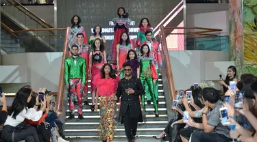 Selama 15 tahun berkarier di dunia mode, David Tlale terkenal dengan kecakapannya memainkan desain rumit dan penggunaan tekstur, serta warna yang tidak dapat diprediksi. Credit to Digital Fashion Week.