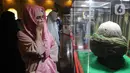 Pengunjung menangis melihat serban Nabi Muhammad SAW saat Pameran Artefak Rasulullah dan Sahabat Nabi di Padepokan Welas Asih, Parung, Kabupaten Bogor, Jawa Barat, Minggu  (26/7/2020). Sebanyak 20 benda peninggalan Nabi Muhammad dan sahabatnya dipamerkan dalam acara ini. (merdeka.com/Arie Basuki)