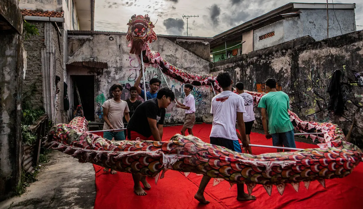 <p>Kelompok atraksi Liong berlatih jelang perayaan Tahun Baru Imlek di Bogor, Jawa Barat, 9 Januari 2023. Tahun Baru Imlek 2023 akan jatuh pada 22 Januari. (ADITYA AJI/AFP)</p>