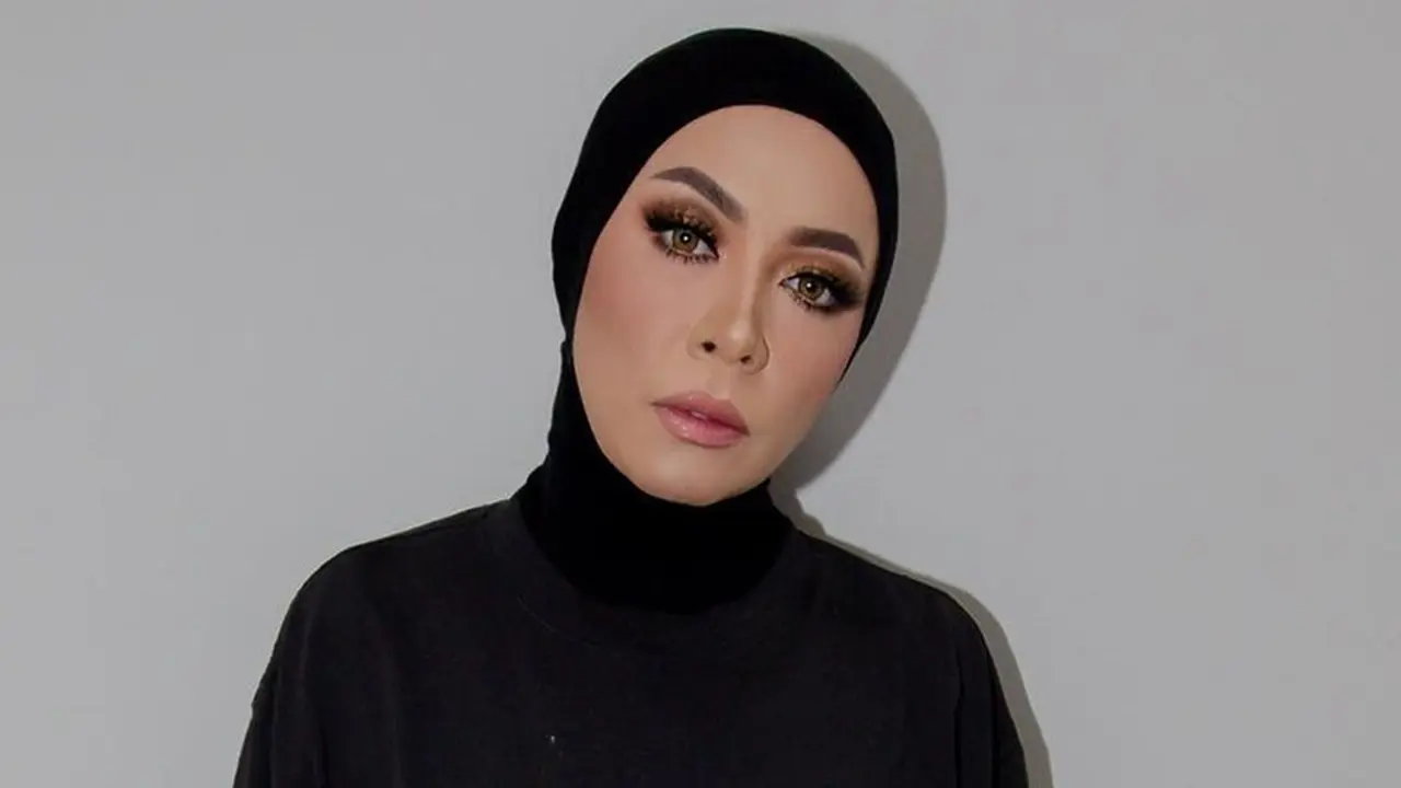 Gaya Elegan Melly Goeslaw dengan Outfit Hitam, Makin Kece