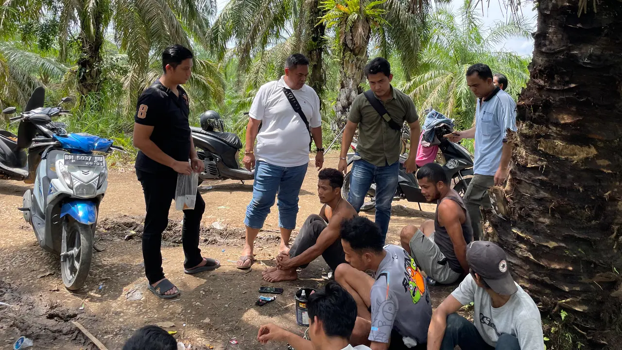 Personel Polres Rokan Hulu menggerebek pesta narkoba di kebun sawit.