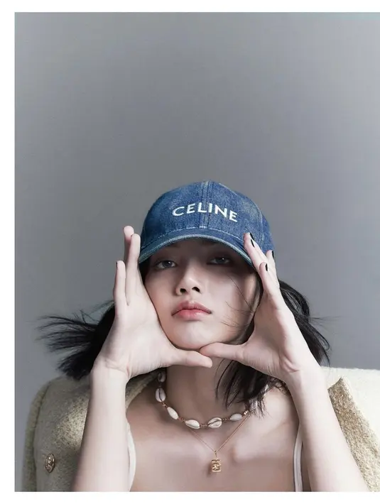 Lagi, dalam photoshoot brand Celine, Lisa terlihat menawan dengan sport bra Celine berwarna putih, short pants, low-boost lengkap dengan kaus kaki putih, mini bag, dan baseball cap bermotif army yang juga dari brand Celine.  Foto: Instagram.