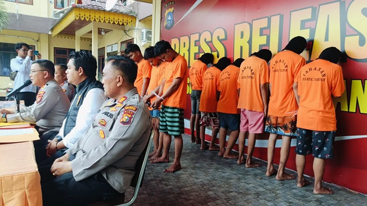 Para remaja yang menebar teror di jalanan Pekanbaru dengan membawa celurit dan melakukan begal.