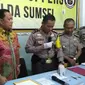 Kapolda Sumsel Irjen Pol Zulkarnain Adi Negara mengadakan Pers Rilis penangkapan Hengki Sulaiman, pembunuh sopir taksi online Palembang (Liputan6.com / Nefri Inge)