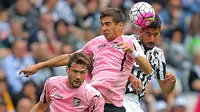 Gelandang Juventus, Sami Khedira, duel udara dengan penyerang Palermo, Franco Vazquez, pada laga Serie A di Stadion Juventus, Turin, Minggu (17/4/2016). Pesta gol Juve dimulai pada menit ke-10 melalui gol Khedira. (AFP/Marco Bertorello)