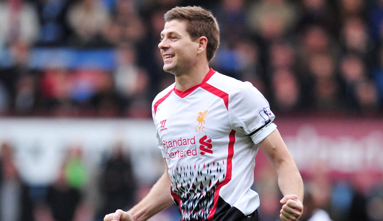 Pemain Liverpool, Steven Gerrard, melakukan selebrasi setelah mencetak gol ke gawang West Ham United pada laga Liga Inggris di Stadion Upton Park (6/4/2014). Steven Gerrard berencana menyebrang ke kubu Chelsea asuhan Jose Mourinho. Meski Liverpool telah setuju Namun, keluarga kapten legendaris The Reds itu akhirnya meyankinkannya untuk menolak The  Blues dan akhirnya tetap tinggal di Anfield. (AFP/Carl Court)