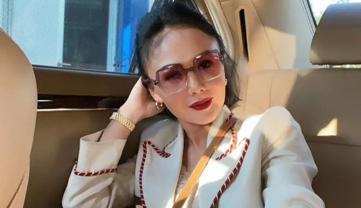 Melalui akun Instagram pribadinya, Yuni Shara cukup sering mengunggah gaya penampilannya. Bahkan, wanita 49 tahun ini tetap terlihat menawan saat menggunakan blazer. (Liputan6.com/IG/@yunishara36)