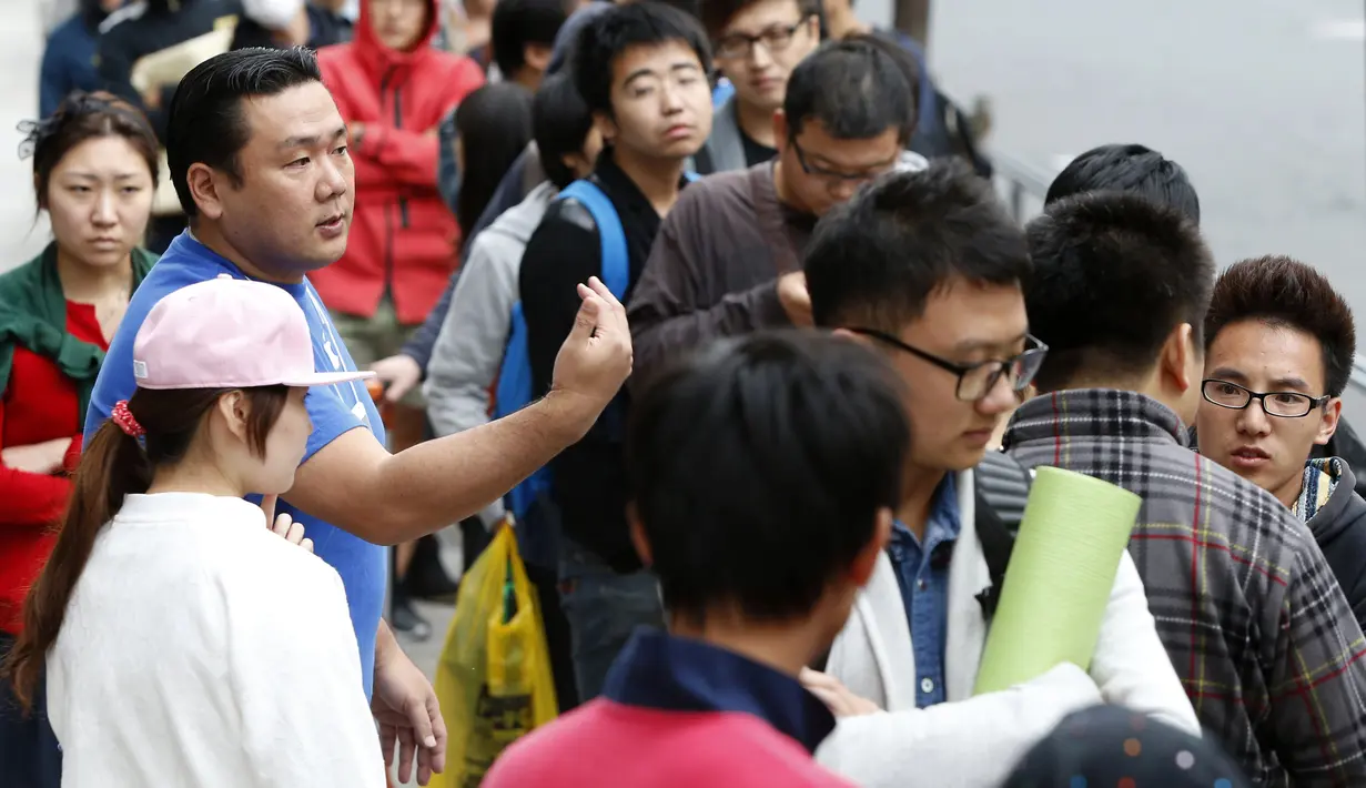 Jumat (19/9/14), Apple Store dipenuhi dengan antrian calon pembeli iPhone seri terbaru di Tokyo, Jepang. (REUTERS/Yuya Shino)