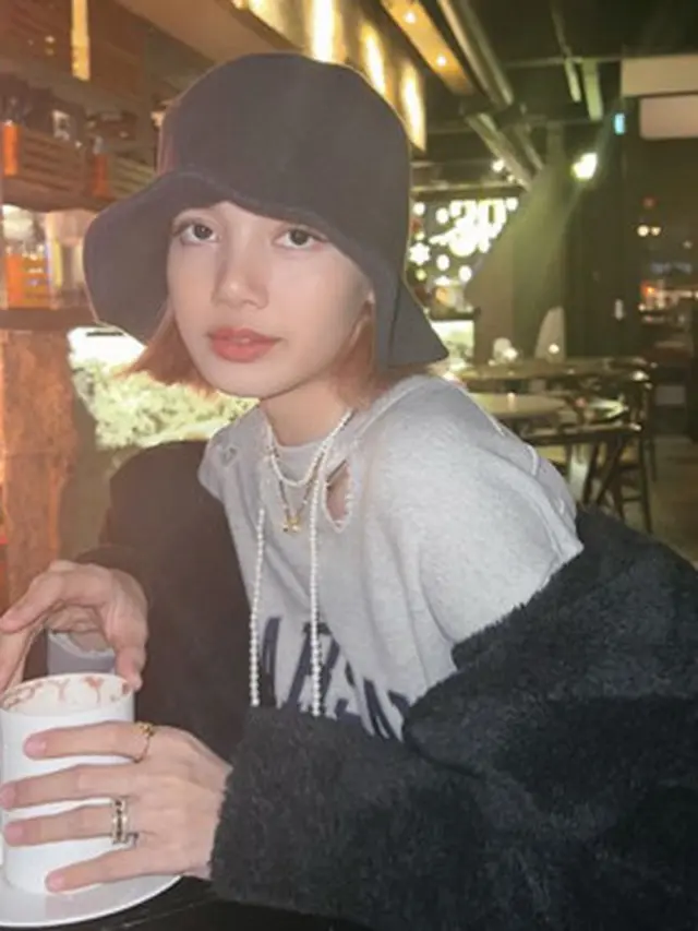 Rekomendasi Fashion Item Jennie BLACKPINK hingga V BTS yang Bikin OOTD Liburan Makin Kece