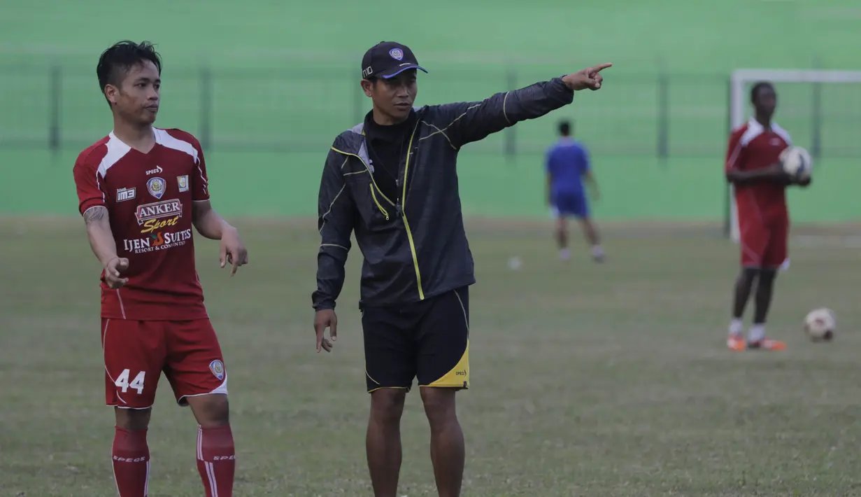 Pelatih Arema Cronus, Joko Susilo memberikan pengarahan kepada I Gede Sukadana pada latihan jelang leg kedua semi final Piala Presiden melawan Sriwijaya F.C di Stadion Gajayana, Malang, Rabu (7/10/2015). (Bola.com/Vitalis Yogi Trisna)