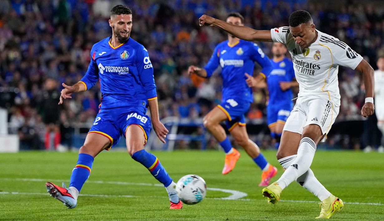 Pemain Real Madrid, Kylian Mbappe, melepaskan tendangan ke gawang Getafe pada laga Liga Spanyol di Estadio Coliseum. (AP Photo/Manu Fernandez)