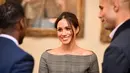 Tunangan Pangeran Harry dari Inggris, Meghan Markle berbincang saat mengunjungi Cardiff Castle di Wales, Kamis (18/1). Usut punya usut, kunjungan Harry dan sang tunangan dilakukan untuk mendekatkan Meghan kepada kebudayaan Inggris. (BEN BIRCHALL/POOL/AFP)