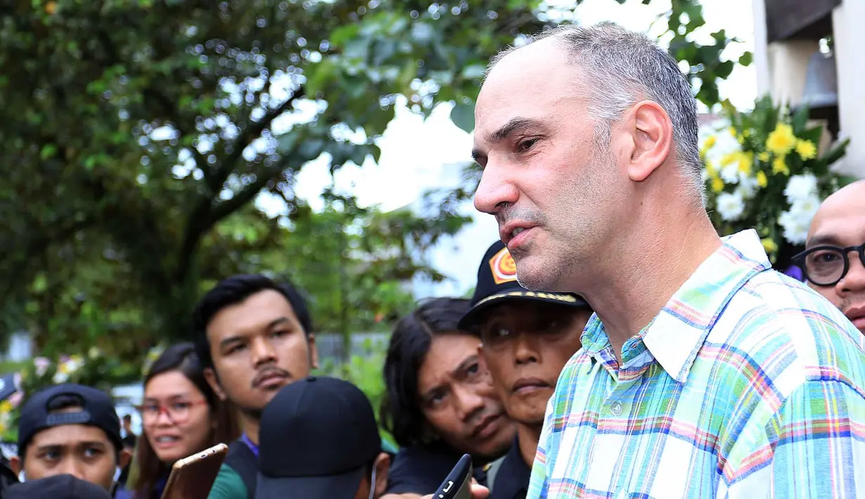 Belum diketahui apakah jenazah pria yang mengawali kariernya sebagai juru kamera itu akan dikremasi sekarang atau besok. Pihak keluarga belum memberikan keterangan. (Deki Prayoga/Bintang.com)