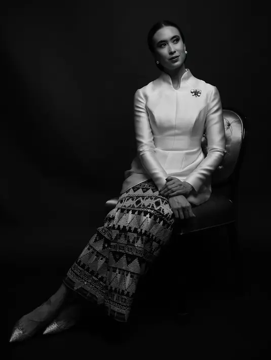 Tampil lebih bersahaja, Menpar Widi Wardhana kenakan kebaya Janggan kerah tinggi satin. Dipadu dengan bros dan kain tenun sebagia bawahan [@widi.wardhana]