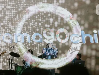 Penampilan penyanyi Reza Artamevia dalam Festival Tamagochill di Tennis Indoor Senayan, Jakarta, Jumat (22/11/2019). Reza mengobati rindu para penggemar dengan membawakan sejumlah lagu hits di antaranya Berharap Tak Terpisah, Satu yang Tak Bisa Lepas, dan Pertama. (Liputan6.com/Faizal Fanani)