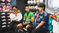Arlyansyah Abdulmanan (kanan) dan Irfan Bachdim (tengah) pada pembukaan Adidas Home of Football di PIM 3, Jakarta hari Jumat (05/06/2026). (Hendry Wibowo/Bola.com)
