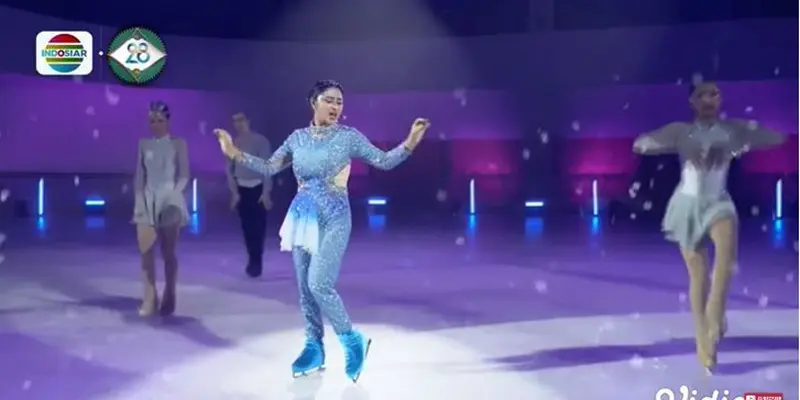 Penampilan Memukau Dewi Perssik Nyanyi Sambil Ice Skating di HUT Indosiar ke-28