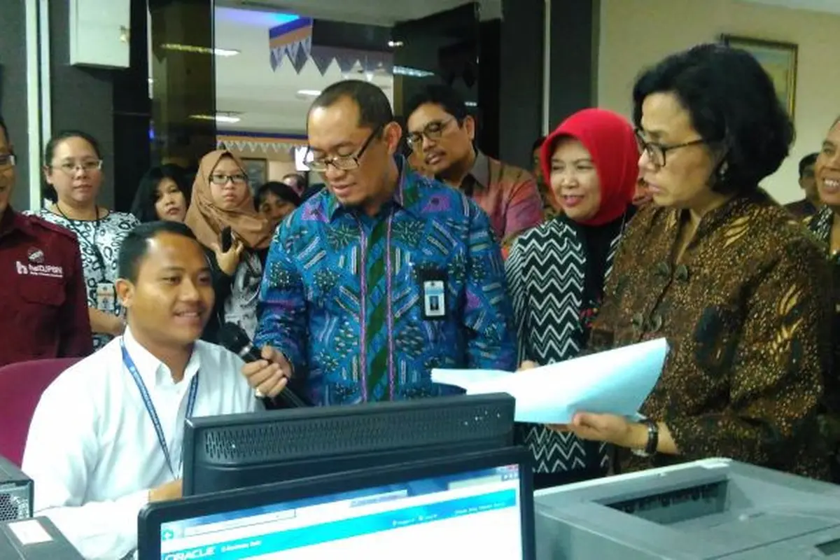 Menteri Keuangan (Menkeu), Sri Mulyani Indrawati mengunjungi Kantor Pelayanan Perbendaharaan Negara (KPPN) Jakarta II, Kamis (21/12/2017). (Fiki/Liputan6.com)
