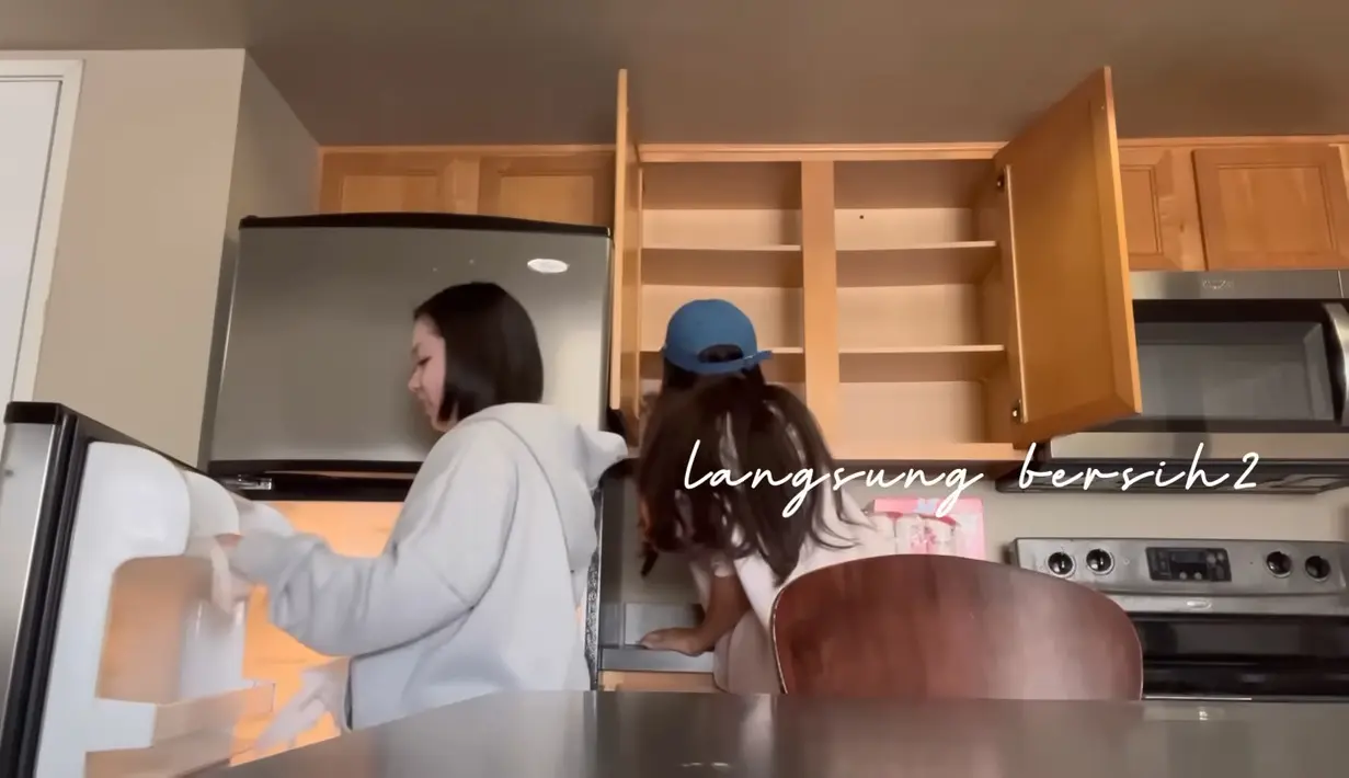 Kuliah di negeri orang tentu jadi perjuangan tersendiri bagi Beby. Ia harus belajar hidup mandiri. (YouTube Beby Tsabina TV)