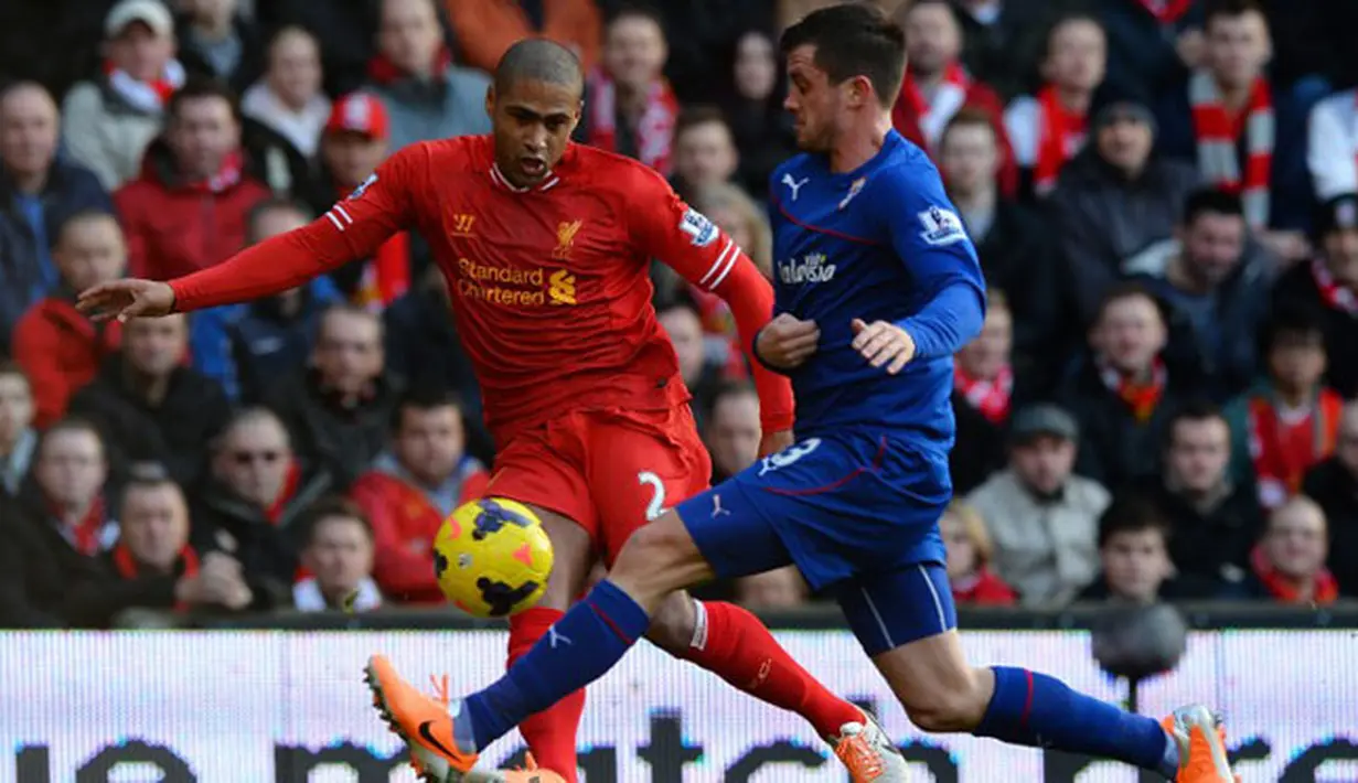 Bek Cardiff City Andrew Taylor mencoba memblokir umpan silang dari bek Liverpool Glen Johnson pada pertandingan sepak bola Liga Utama Inggris antara Liverpool dan Cardiff City di stadion Anfield. Sabtu 21 Desember 2013.(AFP/Paul Ellis)