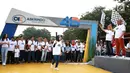 Dirut PT Askrindo, Andrianto Wahyu saat Torch Relay fun walk pada acara HUT ke-48 Askrindo di Ancol Fantastique, Jakarta, Sabtu (6/4). Kegiatan mengusung tema "Satu Langkah Satu Tujuan Kita Tingkatkan Daya Saing Perusahaan” dihadiri ratusan karyawan beserta keluarga. (Liputan6.com/HO/Iqbal)