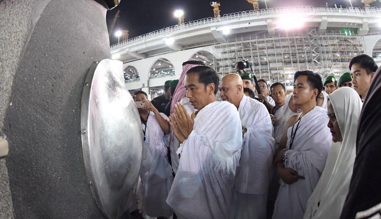 Presiden Joko Widodo berdoa di depan hajar aswad saat menunaikan ibadah umrah di Masjidil Haram, Mekkah, Arab Saudi, Senin (15/4). Pada kesempatan itu Jokowi, Ibu Iriana dan rombongan terbatas berkesempatan masuk ke dalam Kakbah. (Liputan6.com/Pool/Biro Pers Setpres)