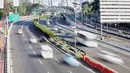 Sejumlah kendaraan melintas di ruas Tol Dalam Kota, Jalan Gatot Subroto, Jakarta, Senin (18/6). H+4 Lebaran,  ruas Tol Dalam Kota terpantau lengang karena masih ditinggal mudik warga Jakarta. (Liputan6.com/Faizal Fanani)