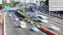 Sejumlah kendaraan melintas di ruas Tol Dalam Kota, Jalan Gatot Subroto, Jakarta, Senin (18/6). H+4 Lebaran,  ruas Tol Dalam Kota terpantau lengang karena masih ditinggal mudik warga Jakarta. (Liputan6.com/Faizal Fanani)