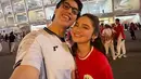 Syifa Hadju sebelum mengenakan jersey terbaru, ia mengenakan jersey timnas season sebelumnya. Tampak ia mengenakan anting-anting emas dan membawa sling bag hitam. [@elelrumi]