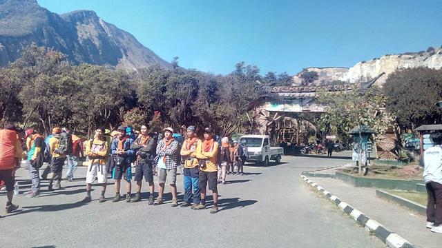 Nampak para pengunjung tengah berfoto bersama sebelum melakukan pendakian di kawasan TWA Gunung Papandayan, Garut, Jawa Barat