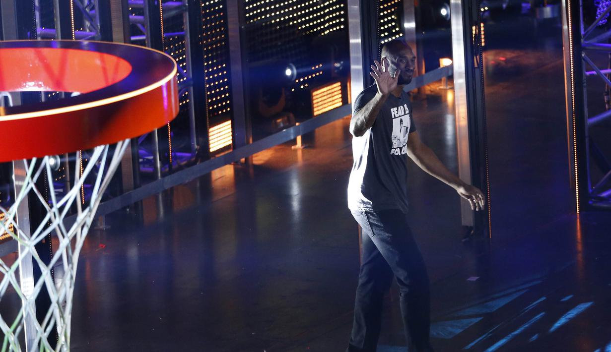 Kobe Bryant saat naik diatas panggung pada penghargaan Kids Choice Sport 2016 di Los Angeles, California, (14/7/2016). (REUTERS/Mario Anzuoni)