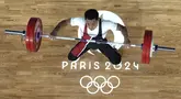 Lifter Indonesia Eko Yuli Irawan melakukan angkatan snatch dalam kelas 61 kg putra Olimpiade Paris 2024 di South Paris Arena, Paris, Prancis, Rabu (7/8/2024). (AP Photo/Dita Alangkara,Pool)