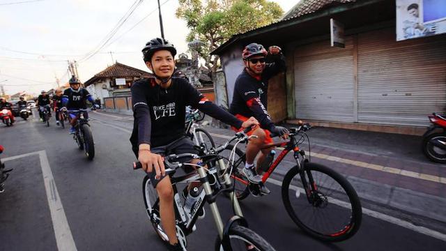 Peduli Lingkungan, Rodalink Gelar Aksi Pungut Sampah Plastik untuk Selamatkan Laut
