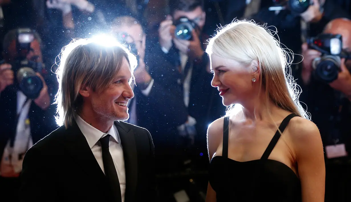 Nicole Kidman dan musisi Keith Urban berpose untuk fotografer setelah pemutaran film The Killing Of A Sacred Deer di karpet merah Festival Film Cannes, 22 Mei 2017. Nicole dan Keith selalu menunjukkan sisi mesra di hadapan publik (AP Photo/Thibault Camus)