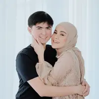 Olla Ramlan dan anak sulungnya, Sean Michael Alexander. (Sumber: Instagram/ollaramlan)