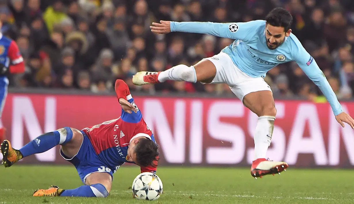 Aksi pemain Manchester City, Ilkay Gundogan (kanan) saat berebut bola dengan pemain Basel, Taulant Xhaka pada laga 16 besar Liga Champions di Saint Jakob-Park Stadium, Basel, (13/2/2018). Manchester City menang 4-0. (AFP/Patrick Hertzog)
