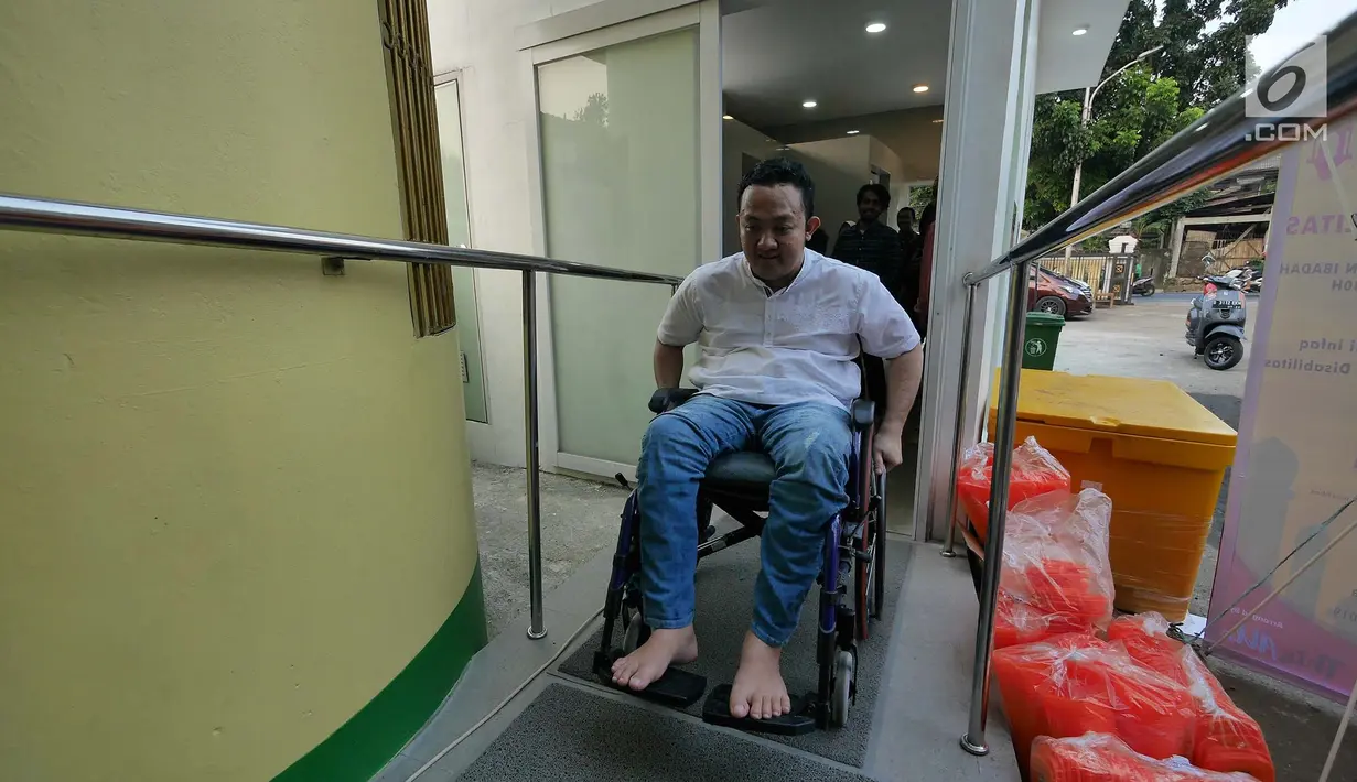 Penyandang disabilitas usai berwudu di Masjid El Syifa, Ciganjur, Jakarta, Senin (27/5/2019). Masjid El Syifa dilengkapi dengan lantai antilicin, toilet khusus untuk kursi roda bermanufer, tombol darurat, karpet karet, wastafle khusus, shower kaki dan hand rail. (Liputan6.com/Herman Zakharia)