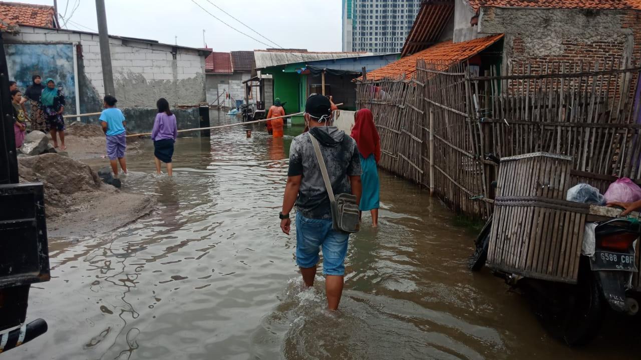 Banjir rob akibat naiknya air laut, masih melanda tiga desa di pesisir Kabupaten Tangerang, Senin (6/12/2021). Dampaknya ribuan kepala keluarga terdampak dari luapan air laut tersebut.