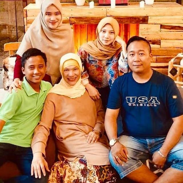 6 Momen Kenangan Dorce Gamalama dengan Anak Angkatnya, Harmonis