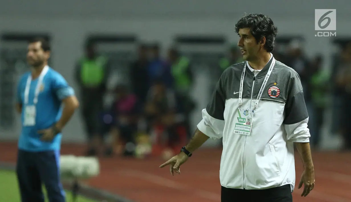 Pelatih Persija, Stefano Cugurra memberi arahan pada pemainnya saat melawan Sriwijaya FC dilanjutan Liga 1 Indonesia di Stadion Wibawa Mukti, Cikarang Kab Bekasi, Jumat (16/6). Persija unggul 1-0. (Liputan6.com/Helmi Fithriansyah)