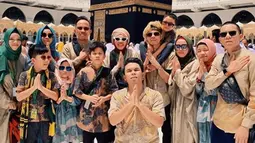 Tidak sendirian, Atta berangkatkat ke Tanah Suci Mekkah bersama pasukan Gen Halilintar lainnya untuk menjalankan ibadah umrah (Liputan6.com/IG/attahalilintar)